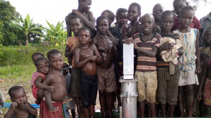 Afrika - Uganda'da Su Kuyusu Ald